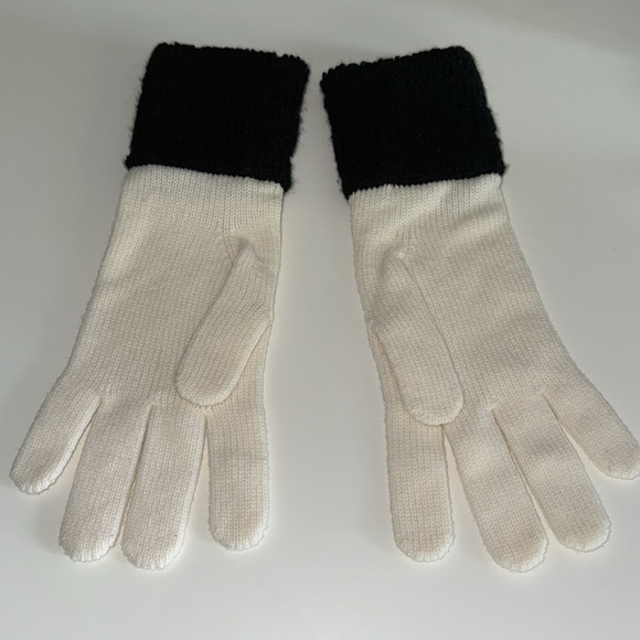 NWT Chanel 100% Cashmere Mittens - Picture 3 of 5
